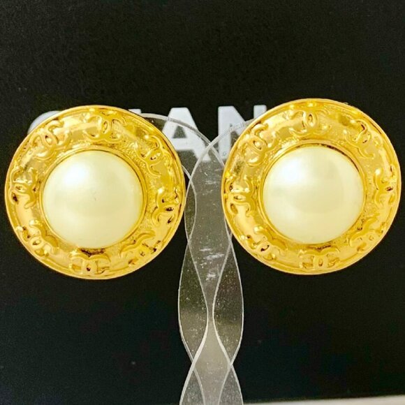 CHANEL CC Logos Pearl Round Clip-On Earrings Gold Tone 94P Auth #7527